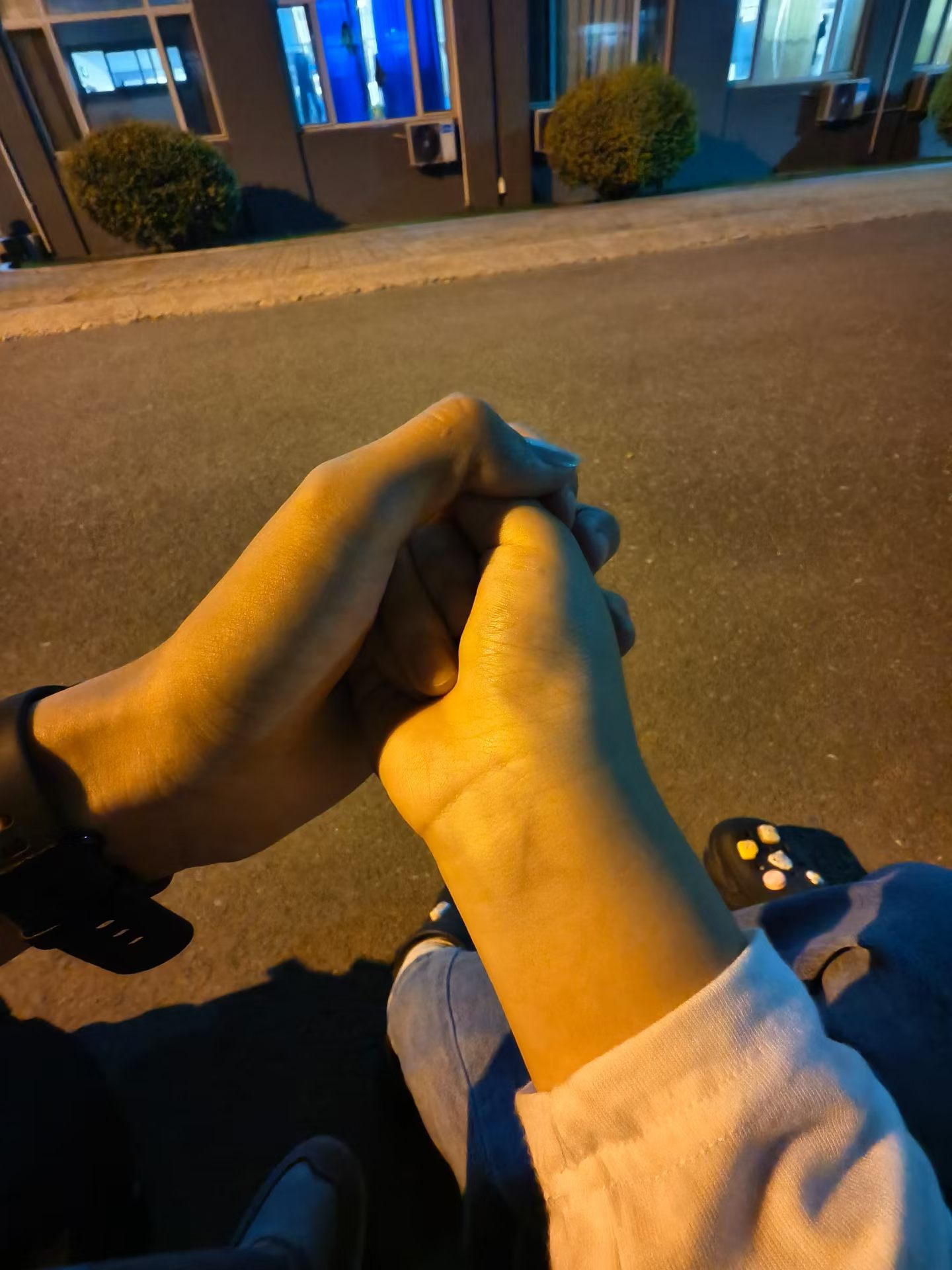终于牵到硕宝的小手了